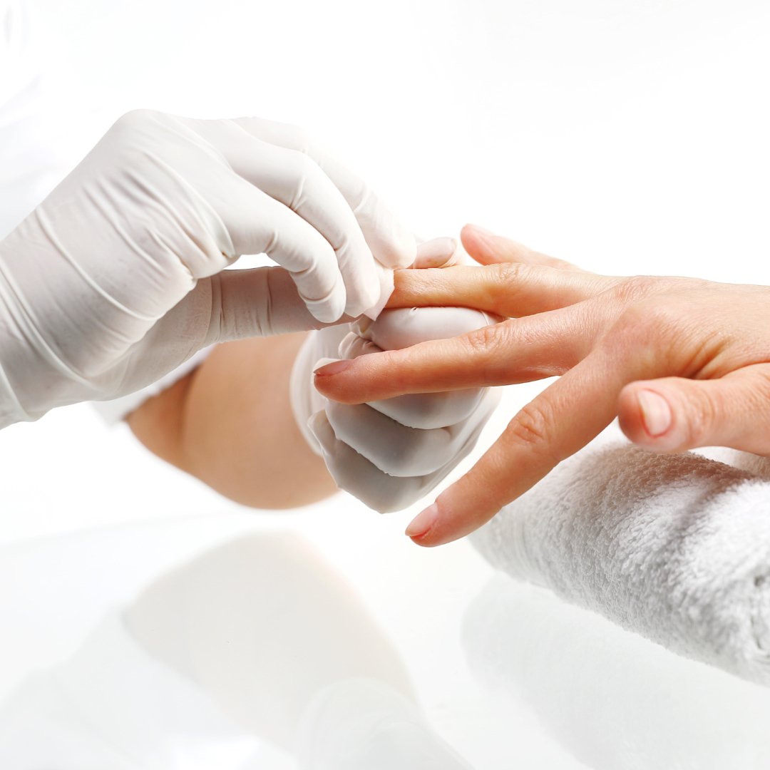 Maniküre mit Nagellack (POS) - Doriana Cosmetics GmbH