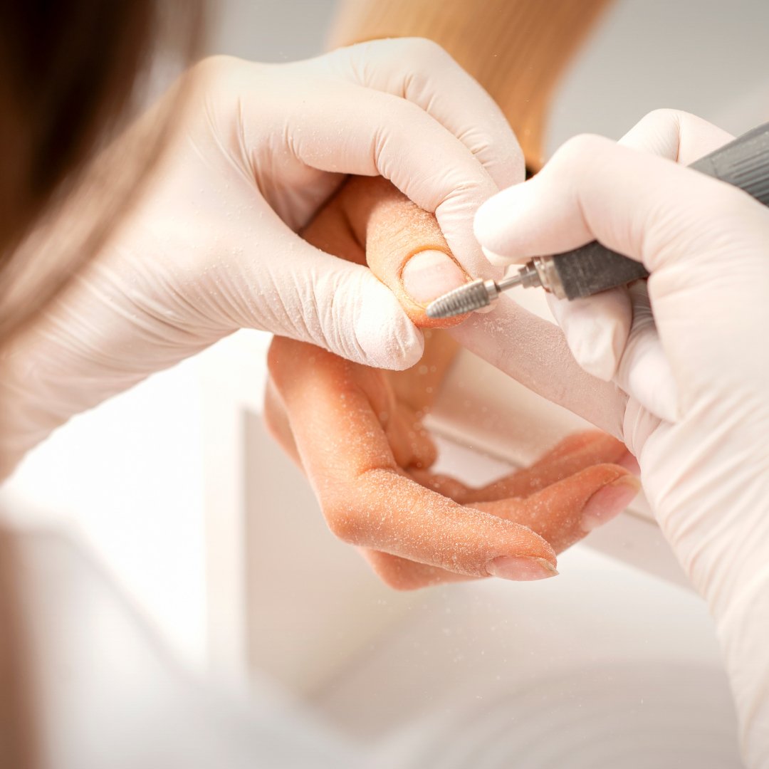 Maniküre mit Nagellack (POS) - Doriana Cosmetics GmbH
