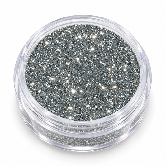Sugar Silver fein – silbernes Glitzerpulver im geöffneten transparenten Tiegel auf weißem Hintergrund