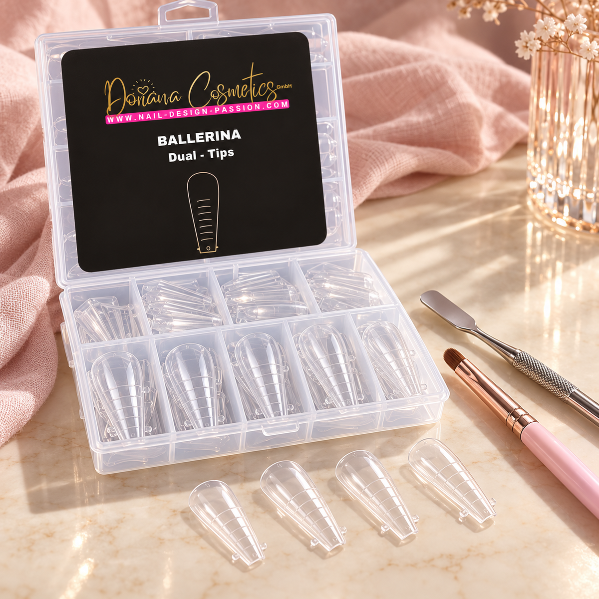 Dual Tips Ballerina mit transparenter Sortierbox auf einem Nageltisch